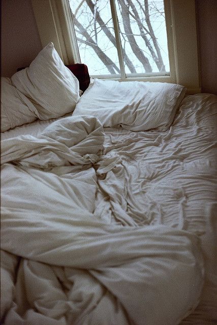 Comfy bed for cuddling. Morning Bed, Unmade Bed, Messy Bed, Warm Bed, White Sheets, Trendy Bedroom, Comfy Bed, Academia Aesthetic, Decor Tips