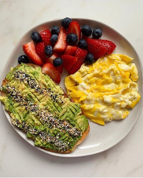 Healthy Breakfast Aesthetic Bagel, Healthy Bagel Breakfast, Salmon Bagel Breakfast, Avocado Bagel Breakfast, Breakfast Bagel Ideas, Bagel Breakfast Ideas, Healthy Bagels, Breakfast Bagels, Healthy Bagel