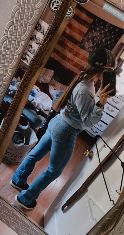 Country Mirror Pics, Brunette Country Girl, Rodeo Girl Outfit, Cute Western Outfits, Western Girl Outfits, Country Fits, Cute Cowgirl Outfits, Western Fits