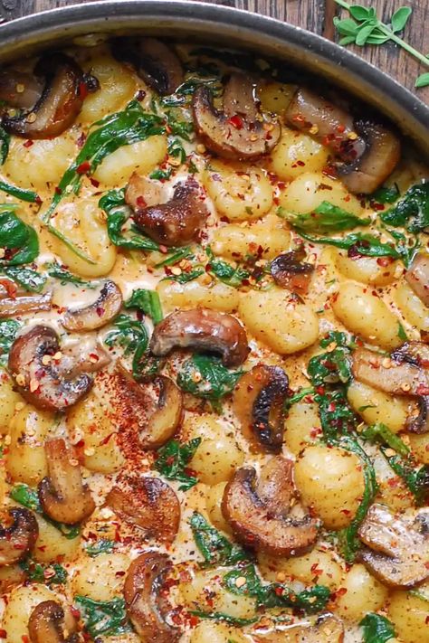 Quick and Easy Meals in 20 Minutes: Creamy Spinach and Mushroom Gnocchi Mushroom Gnocchi, Vegetarische Diners, Gnocchi Dishes, Spinach And Mushroom, Resep Pasta, Spinach Tomato, Mushroom Recipe, Gnocchi Recipes, Creamy Spinach