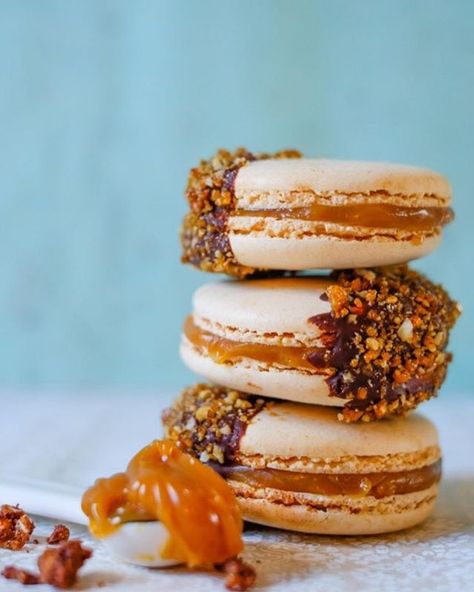 "Salted Caramel Praline Macarons" featuring Valrhona GUANAJA 70%. Caramel Praline, Macaron Flavors, French Macaroons, Macaron Recipe, Caramel Recipes, Crumpets, Tea Cakes, Chocolate Cupcakes, Pavlova