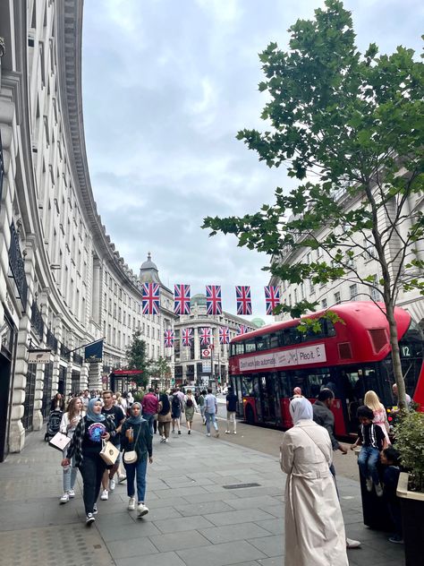 Bond Street London Aesthetic, London Clothes, Bond Street London, London 2023, Study In London, Uk Holiday, London Girl, London Vibes, London Boy