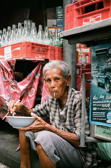 Mundane Life Photography, Photography Everyday Life, Everyday Life Pose Reference, Thailand Street Photography, Interesting People Photography, Working People Photography, Everyday People Photography, Street Life Photography, Photo Series Ideas