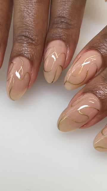 Gold Glitter Swirl Nails, Almond Nails With Gold Lines, Golden Swirl Nails, Red And Gold Swirl Nails, Gold Swirl Nail Design, Gold Chrome Swirl Nails, Gold Line Art Nails, Nail Art Squiggly Lines, Gold-accented Nail Inspiration