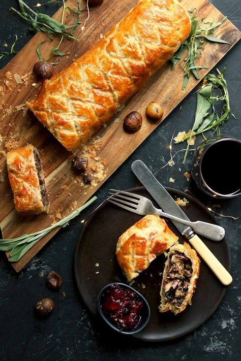 Vegetarian Wellington, Vegetarian Christmas Dinner, Veggie Christmas, Mushroom Wellington, Vegetarian Christmas Recipes, Wellington Recipe, Vegetarian Christmas, Vegetarian Thanksgiving, Beef Wellington