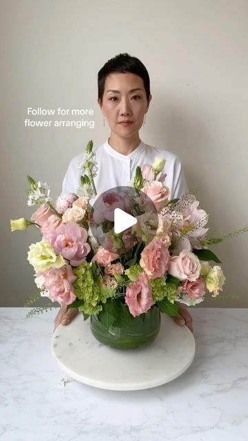 NYC Wedding and Events Florist on Instagram: "My tips in making a centerpiece: ✅ Start with 4 roses in 4 corners of the vase. Since this is a large centerpiece I use additional stems such as spray roses to add to the grid inside of the vase.  ✅ Fill in the empty space with the large hydrangeas.. keep it loose and natural.  ✅ Add additional blooms to fill in the empty spaces. I’m using mini green hydrangeas.  ✅ Arrange in the highlight “face” flowers like the peonies.  ✅  Put in the accent blooms like lisianthus and star of beth, then texture fillers of peppergrass.   My classic low and lush, I can make these all day. Watch out for those stems that miss the vase 😅  ✨ Follow, Like, and Share for more flower arranging" Small Table Arrangements Simple, How To Arrange Fresh Flowers In A Vase, Large Round Vase Flower Arrangements, How To Make Large Floral Arrangements, No Vase Floral Centerpiece, Hydrangea And Rose Arrangement, August Flower Arrangements, Arranging Roses In A Vase, Large Hydrangea Arrangement