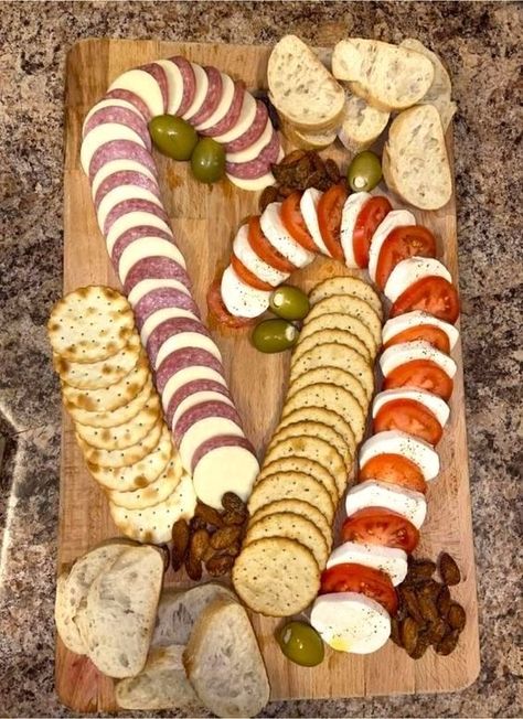 Easy Christmas Appetizers, Christmas Recipes Appetizers, Christmas Eve Dinner, Party Food Platters, Charcuterie Recipes, Christmas Food Dinner, Christmas Brunch, Christmas Menu, Xmas Food