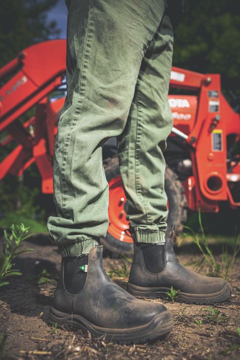 Blundstone Chelsea Boots, Company Uniform, Blundstone Boots, Men's Outfits, Safety Boots, Work Safety, Irina Shayk, Boots Outfit, Bella Hadid