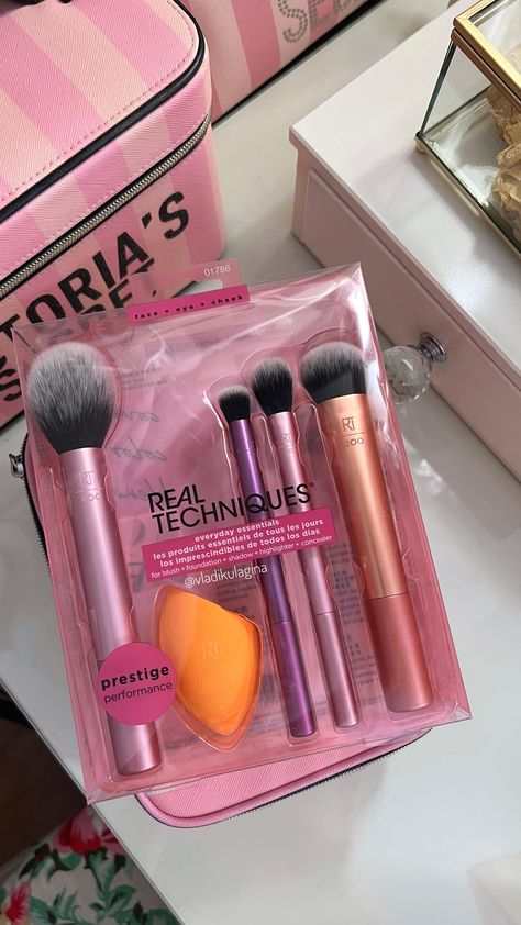 Beauty Blender Real Techniques, Makeup Brushes Real Techniques, Real Techniques Setting Brush, Beauty Blender Set, Essential Makeup Brushes, Makeup Blender Sponge, Real Techniques Brushes, Makeup Brushes Guide, Makeup Blender