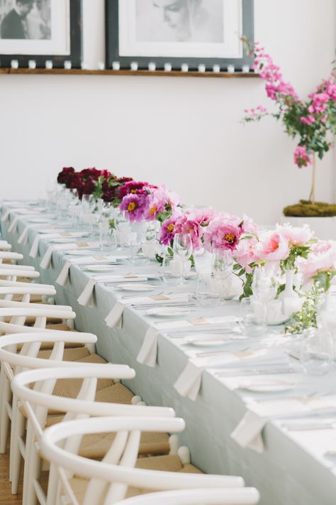 DIY ombre mason jar centerpiece: http://www.stylemepretty.com/2015/05/09/the-prettiest-ombre-wedding-details/ 2016 Wedding Trends, Ombre Flowers, Blue Photography, Elegant Dinner Party, Ombre Wedding, Spring Wedding Inspiration, Elegant Dinner, Wedding Centerpieces Diy, Wedding Arrangements