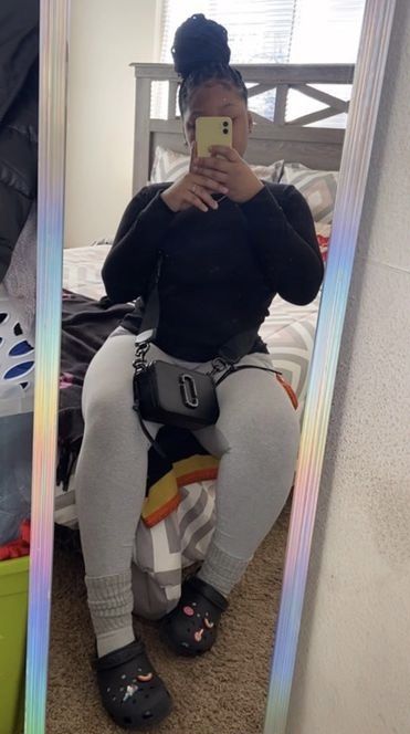 Baddie Outfits Grey Leggings, Black Shirt And Grey Leggings Outfit, Nike Leggings Outfit Black Women, Cute Black Crocs Outfits, Baddie Outfits With Black Leggings, Baddie Outfits With Grey Leggings, Cute Simple Outfits With Leggings, Chill Outfits With Crocs, Chill Crocs Outfit