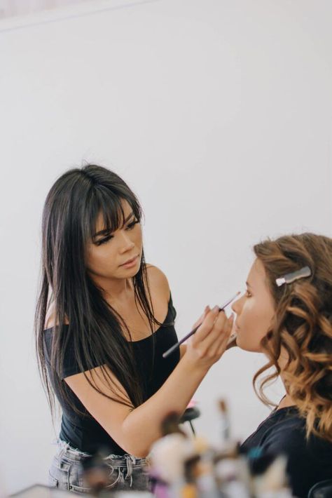 Makeup Artist Doing Makeup, Makeup Artist Attire, Makeup Artists Photoshoot, Makeup Artist Poses, Makeup Artist Portrait, Branding Photoshoot Makeup Artist, Make Up Artist Branding Photos, Makeup Artist Branding Shoot, Makeup Artist Shoot