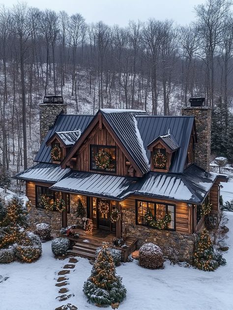 Snowy Cabin In The Woods, Dream House Aesthetic, Snowy Cabin, Mansion Exterior, Cabin Aesthetic, Log Cabin Rustic, Building A Cabin, Cabin Exterior, Rustic Home Design