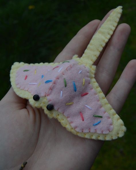 Daisy (@peachesnplushies) • Instagram photos and videos Cute Felt Sewing Projects, Felt Stuffed Animals Patterns, Small Plushies Diy, Felt Stingray Pattern, Felt Design Ideas, Felt Crafts Aesthetic, Cute Diy Stuffed Animals, Kawaii Sewing Ideas, Funny Sewing Projects