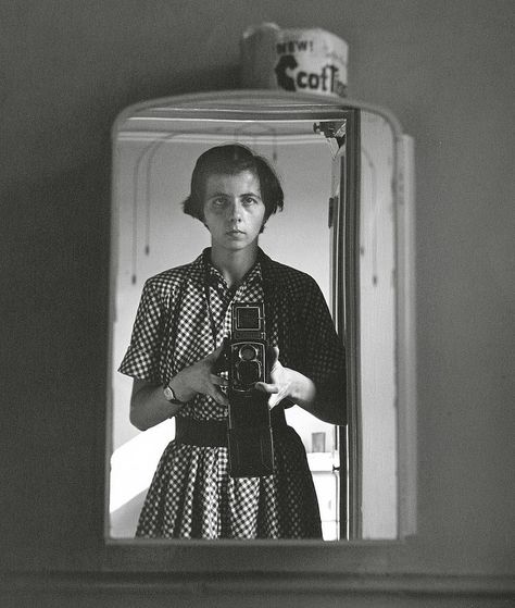 Vivian Maier Street Photographer, Vivian Mayer, Photographer Self Portrait, Women Photographers, Street Photography People, Vivian Maier, Self Portrait Photography, Old Camera, Famous Photographers