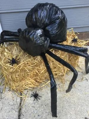 Giant DIY Halloween Spider - The Craft Crib Diy Halloween Spider, Dekorasi Halloween, Halloween Diy Outdoor, Halloween Spider Decorations, Halloween Outside, Easy Diy Halloween Decorations, Spider Decorations, Casa Halloween, Homemade Halloween Decorations