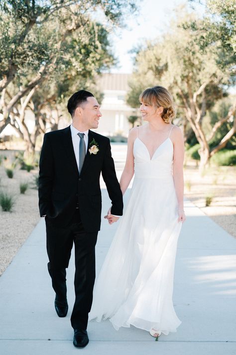 Brides Taller Than Groom, Wedding Photography Taller Bride, Short Groom Poses, Wedding Poses For Taller Bride, Bride Taller Than Groom Pictures, Same Height Bride And Groom, Taller Bride Than Groom Photo Ideas, Shorter Groom Taller Bride Photo Ideas, Wedding Photos Taller Bride