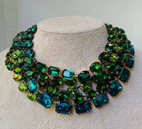 Blue And Green Necklace, Collar Verde, Jewelry Wardrobe, Cheap Necklaces, Crystal Statement Necklace, Crystal Necklaces, Swarovski Crystal Necklace, Zircon Jewelry, Anna Wintour