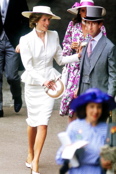 Princess Diana races outfits: in a white skirt suit for Ascot in 1986 Ascot Outfits, White Skirt Suit, Princ Harry, Princess Diana Fashion, Princess Diana Family, Prinz Harry, Princes Diana, Diana Fashion, Style Royal