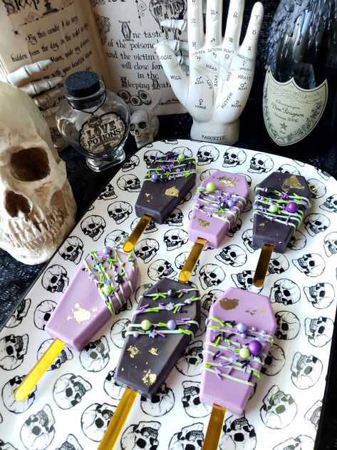 Halloween Coffin Cakesicles Coffin Cake Pops, Coffin Cupcakes, Cake Popsicles, Dessert Cafe, Sugar Cookie Cakes, How To Temper Chocolate, Fancy Sprinkles, Halloween Sprinkles, Halloween Coffin