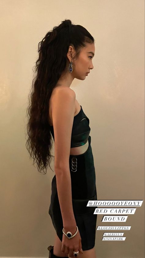 met gala 2022 Celebrity Hairstyles Red Carpet, Curly Black Hair, Hoyeon Jung, Red Carpet Hair, Make Up Braut, Guest Hair, Dance Hairstyles, Wedding Guest Hairstyles, Black Curly Hair