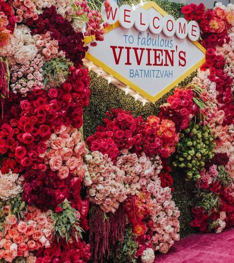 Flower wall for a Las Vegas theme party by @alianaevents @celiosdesign @revelryeventdesign . Vegas Decorations, Vegas Party Decorations, Las Vegas Party Theme, Vegas Themed Wedding, Vegas Theme Party, Vegas Birthday, Las Vegas Party, Vegas Theme, Vegas Party