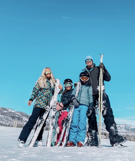 This was our first time skiing with the kids, and we knew it would be a lot of work for everyone. haven't ever been a solid skier, have little experience, and have only been skiing once since having kids almost 10 years ago! Skiing With Family Aesthetic, Skiing Family Aesthetic, Ski Family Pictures, Skiing With Kids, Family Snowboarding, Skiing Family, Photo Ski, Kids Skiing, Family Skiing