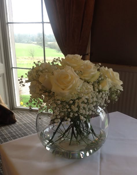 Rustic Fish Bowl Centerpiece, Fishbowl Floral Arrangements, Fish Bowl Wedding Decorations, Small Fish Bowl Flower Arrangements, Fish Bowl Table Centerpiece, Fishbowl Wedding Centerpieces, Bubble Vase Arrangements, Fish Bowl Flower Centerpiece, White Bowl Centerpiece Ideas