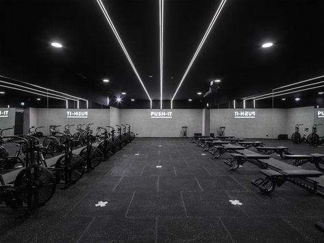 KRUSH-IT Coimbra - Picture gallery 2 Personal Training Studio Design, Black And White Gym, Crossfit Studio, Barn Gym, Gym Architecture, Gym Lighting, Gym Aesthetics, Dream Gym, Gym Design Interior