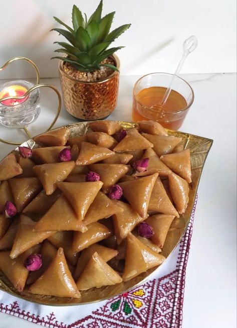 Moroccan Food Photography, Moroccan Street Food, Moroccan Food Traditional, Moroccan Pastries, Spicy Couscous, Moms Food, Moroccan Recipe, Algerian Sweets, Morocco Food