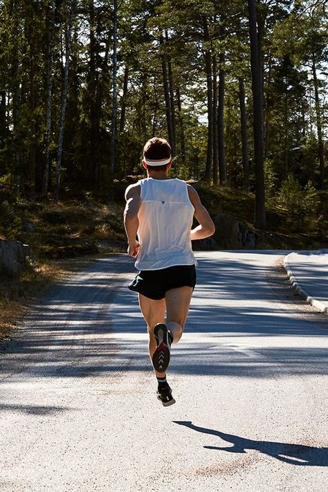 Running In Forest, Mens Running Clothes, Urban Running, Running Pose, Running Goals, Running Photography, Running Singlet, Person Running, Running Photos