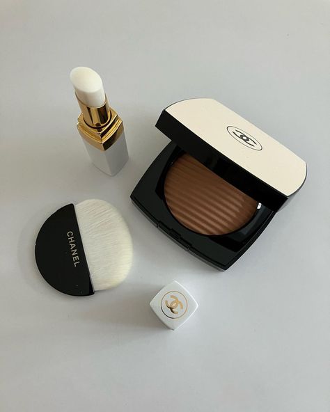 Chanel Beauty Aesthetic, Cosmetics Aesthetic, Natural Brunette, Makeup Luxury, Girl Essentials, Chanel Cosmetics, Chanel Les Beiges, Chanel Set, Chanel Beauty