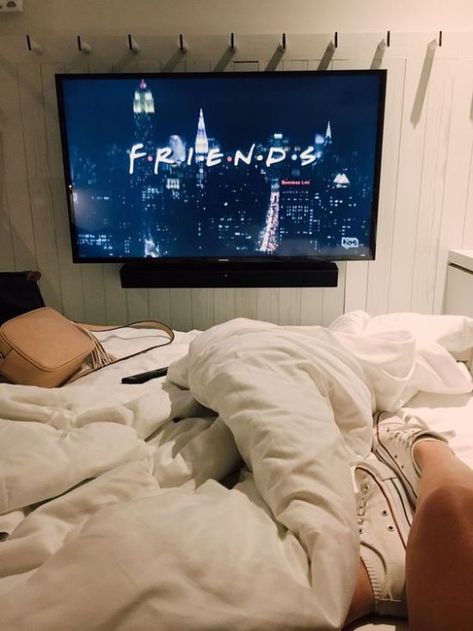 Watching Movies Aesthetic, Projector In Bedroom, Work Drama, Watching Friends, Netflix Tv Shows, Cool Tech Gadgets Electronics, Home Theatre, Photos Tumblr, Movies Aesthetic