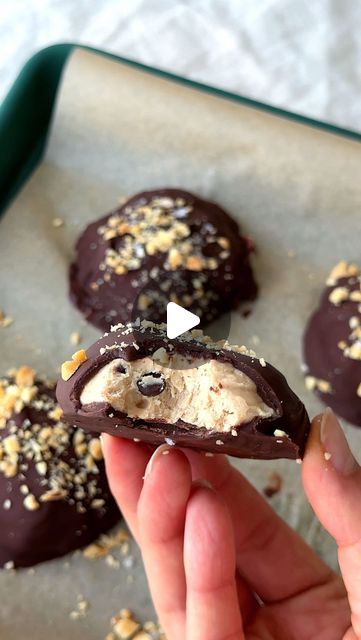 Samah Dada on Instagram: "follow @dadaeats for more healthy, easy desserts!   THE BEST NO-BAKE DESSERT! CHOCOLATE CHIP. PEANUT BUTTER. FROZEN YOGURT. BITES!  is this maybe the only way I can eat yogurt now? frozen and covered in chocolate?! probably…  on my no-bake game again… i made a version of these a few years ago and they’re SO good— the best no-bake dessert that is SO easy to make, with simple ingredients, and no ovens involved. It requires just a few ingredients you probably already have, is sweetened lightly with maple syrup, and fully enrobed in silky melted chocolate. these kind of remind me of Dibs but healthier and easier to make at home! By the way, they’re also also vegan, gluten-free, and refined sugar free. make them!! i hope you enjoy this recipe!!  ingredients 1 cup thick No Bake Dessert Bites, Healthy Light Recipes, Chocolate Covered Yogurt Bites, Peanut Butter Uses, Yogurt Frozen Treats, Healthy Frozen Desserts, Peanut Butter Recipes Healthy, No Bake Healthy Snacks, Easy Desserts To Make At Home