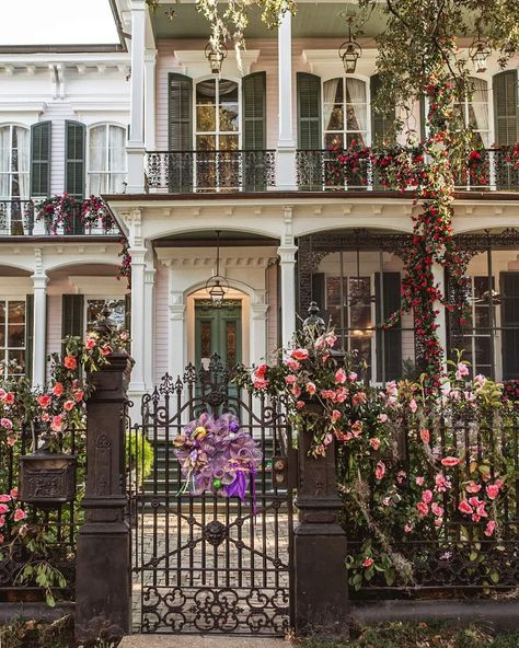 New Orleans Architecture Interior, Nola Interior Design, New Orleans Historic Homes, New Orleans House Aesthetic, New Orleans Home Aesthetic, Old New Orleans Aesthetic, New Orleans Houses Interior, New Orleans Homes Interior, New Orleans Home Exterior