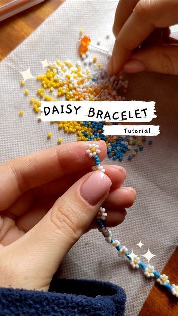 Diy Daisy Bead Bracelet, Small Bead Bracelet Tutorial, Daisy Bead Bracelet Tutorial, Cute Homemade Bracelet Ideas, Seed Bead How To, Tiny Bead Bracelet Patterns, Bead Daisy Tutorial, Beaded Daisy Bracelet Tutorial, How To Beaded Bracelets