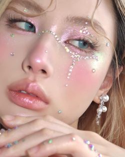 Edc Makeup, Chinese Douyin, Glitter Outfits, Gem Makeup, Makeup Asian, Concert Makeup, Rave Looks, Rhinestone Makeup, Chinese Makeup