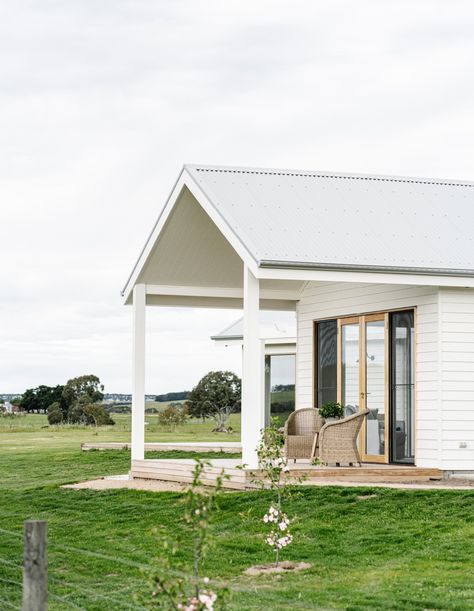 Ranch Style Architecture, Australian Country House Farmhouse, Old Australian Country Houses, Modern Australian Farmhouse, Modern Country Home Exterior, Modern Farmhouse Landscaping, Modular Farmhouse, Old Country Home, Australian Farmhouse