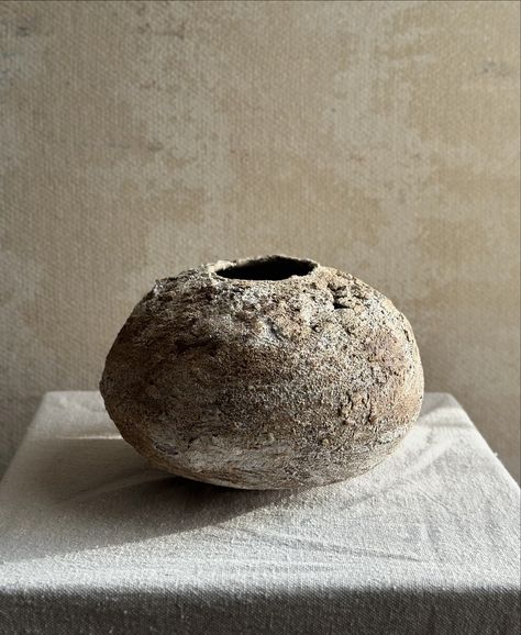 Wabi Sabi Vase, Modern Wabi Sabi, Wabi Sabi Ceramics, Wabi Sabi Pottery, Moon Jar, Ceramic Vessels, Beauty In Simplicity, Wabi Sabi Style, Ancient Designs