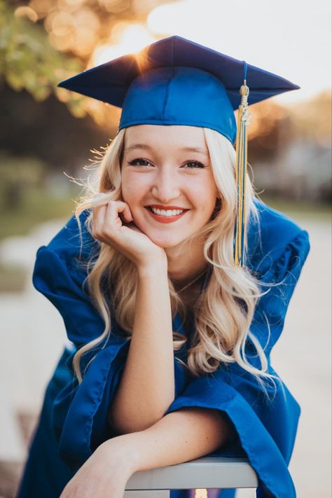 Girl Cap And Gown, Hair For Graduation, Fun Graduation Pictures, Cap And Gown Poses, Graduate Pictures, High School Graduation Photos, College Grad Pictures, High School Graduation Pictures, Photography Graduation