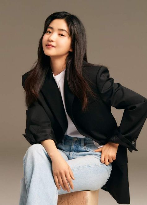 Linkedin Picture, Corporate Headshot Poses, Linkedin Profile Photo, Linkedin Photo, Professional Profile Pictures, Professional Headshots Women, Korean Photoshoot, Kim Tae Ri, Profile Photography