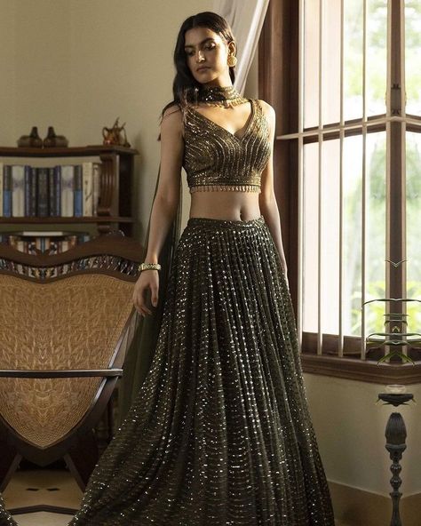 Presenting you latest Indian Sangeet Night Outfit ideas for Bride & Groom. From bridal gowns to bridal indo western outfits, we have got variety of sangeet outfits. #shaadisaga #indianwedding #sangeetoutfit #sangeetoutfitbridal #sangeetoutfitformen #sangeetoutfitbridalindowestern #sangeetoutfitbridalgown #sangeetoutfitforbride #sangeetoutfitideas #sangeetoutfitbridalunique #sangeetoutfitpunjabi #sangeetlehenga #sangeetlehengaforbride #sangeetlehengabridal #sangeetlehengadesigner #sangeetgown Sequence Crop Top Lehenga, Sequence Lehenga Designs, Modern Lehangas, Sangeet Dress, Choli Pattern, Bollywood Night, Lehenga Ideas, Stylish Lehenga, Sequence Lehenga