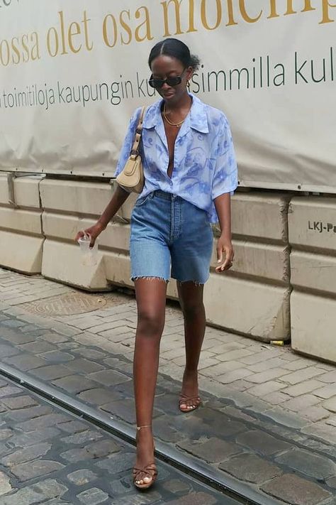 Bermuda Shorts Outfit, Long Denim Shorts, Denim Shorts Outfit, Casual Weekend Outfit, Dad Shorts, Shorts Outfits Women, Summer Shorts Outfits, Street Style 2017, Looks Street Style