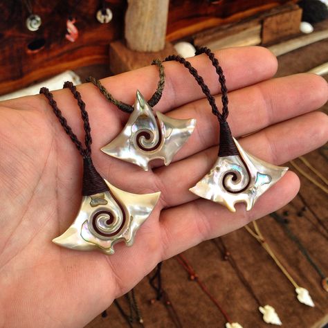 Hand carved abalone manta ray. I love this design. Beautiful work. Manta Ray Art, Dremel Crafts, Dremel Carving, Wood Jewelery, Surf Jewelry, Bone Necklace, Carved Bone, Manta Ray, Clay Jewelry Diy