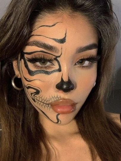 halloween skeleton makeup: simple black line in a half face Hallowen Schminke, Nem Halloween Makeup, Halloweenský Makeup, Kostuum Halloween, Holloween Makeup, Drag Make-up, Cute Halloween Makeup, Flot Makeup, Skeleton Makeup