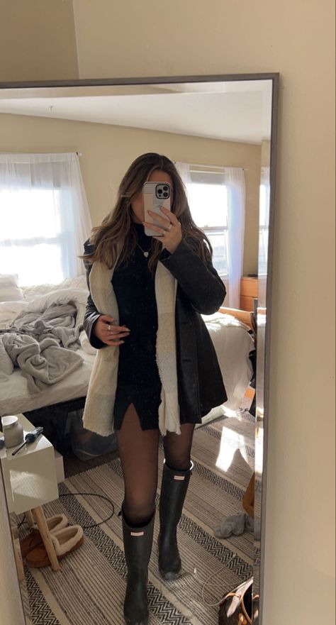 Stalking Outfits Dresses, Hunter Boots Outfit 2022, Knee High Hunter Boots Outfit, Outfits With Black Hunter Boots, Winter Outfits Hunter Boots, Black Boots Tights Outfit, Winter Outfit With Skirt And Boots, Hunter Boots Outfit Aesthetic, Hunter Black Boots Outfit