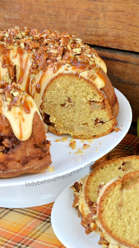 Pound Cake Thanksgiving, Fall Pound Cake Recipes Moist, Spiced Pound Cake, Apple Pie Pound Cake, Fall Pound Cake, Apple Pound Cake Recipes, Apple Pound Cake, Banana Pound Cake, Cakes 2023