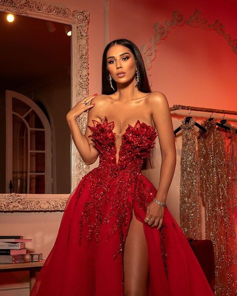 Albina Dyla on Instagram: “Elegant and passionate red dress ❤️ ‘COUTURE 2020’ by @albinadylaofficial @studiorreze @korabkusari #AlbinaDylawomen #albinadylacelebs…” Elegant Red Dress Long, Red Glam Dress, Red Glitter Prom Dress, Red Gala Dresses, Evening Wedding Dresses, Dresses Long Red, Albina Dyla, Look Gatsby, Matric Dance Dresses