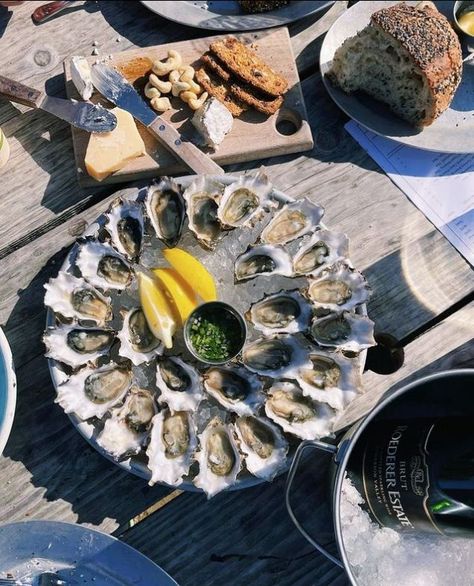 Oyster plate and additional food (simple cheese plate, "tearable" bread) Caviar Bar, Oyster Bake, Serving Ideas, Food Simple, Raw Bar, Oyster Recipes, Paint Inspo, Raw Bars, Oyster Plates