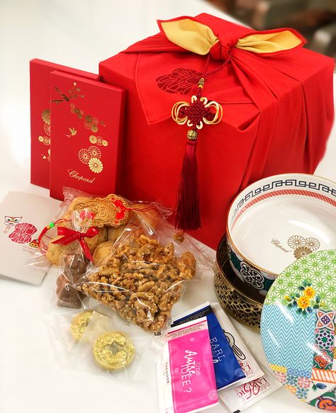 Chinese New Year Box Packaging, Chinese New Year Hampers Package Design, Chinese New Year Gift Box Design, Cny Hampers Packaging Design, Chinese New Year Gift Box Ideas, Chinese New Year Hampers Ideas, Chinese New Year Packaging Design, Chinese Hampers, Imlek Hampers